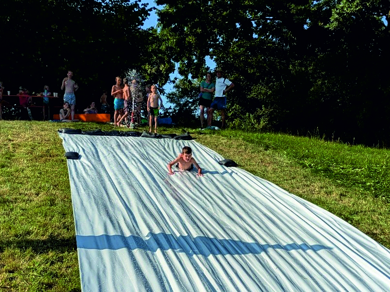 Riesenspaß auf der Wasserrutsche beim Ferienprogramm der Greuter Feuerwehr (Foto: Feuerwehr Horgauergreut)